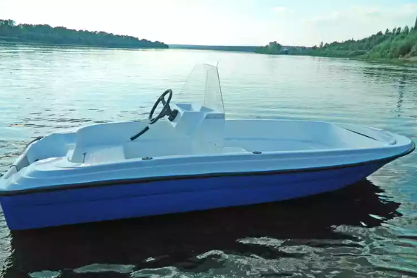 Стеклопластиковая лодка Пингвин с консолью (тримаран) в Сызрани