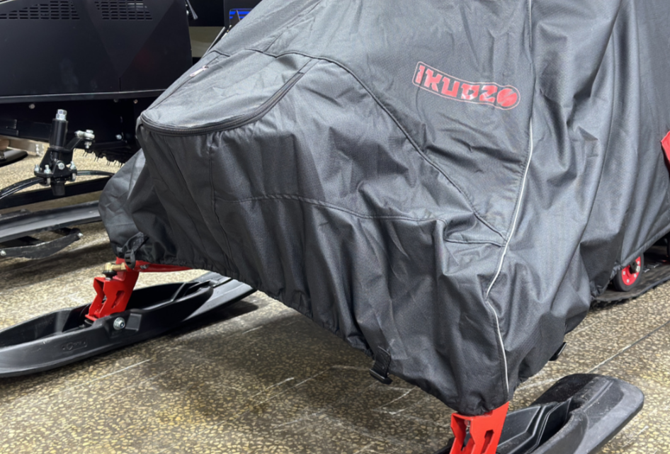 Чехол транспорт. снегохода IKUDZO HUNTER черно-красный Оксфорд ПРЕМИУМ качества с лого IKUDZO в Сызрани