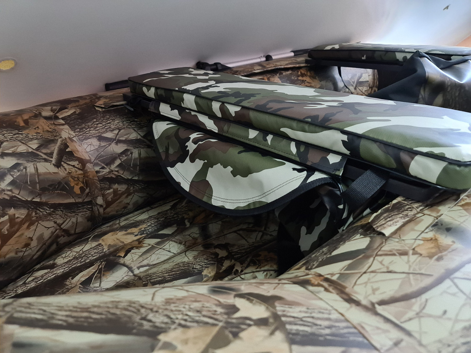 КОМПЛЕКТ МЯГКИХ НАКЛАДОК С СУМКОЙ ДЛЯ ЛОДОК 105Х20 КАМУФЛЯЖ в Сызрани